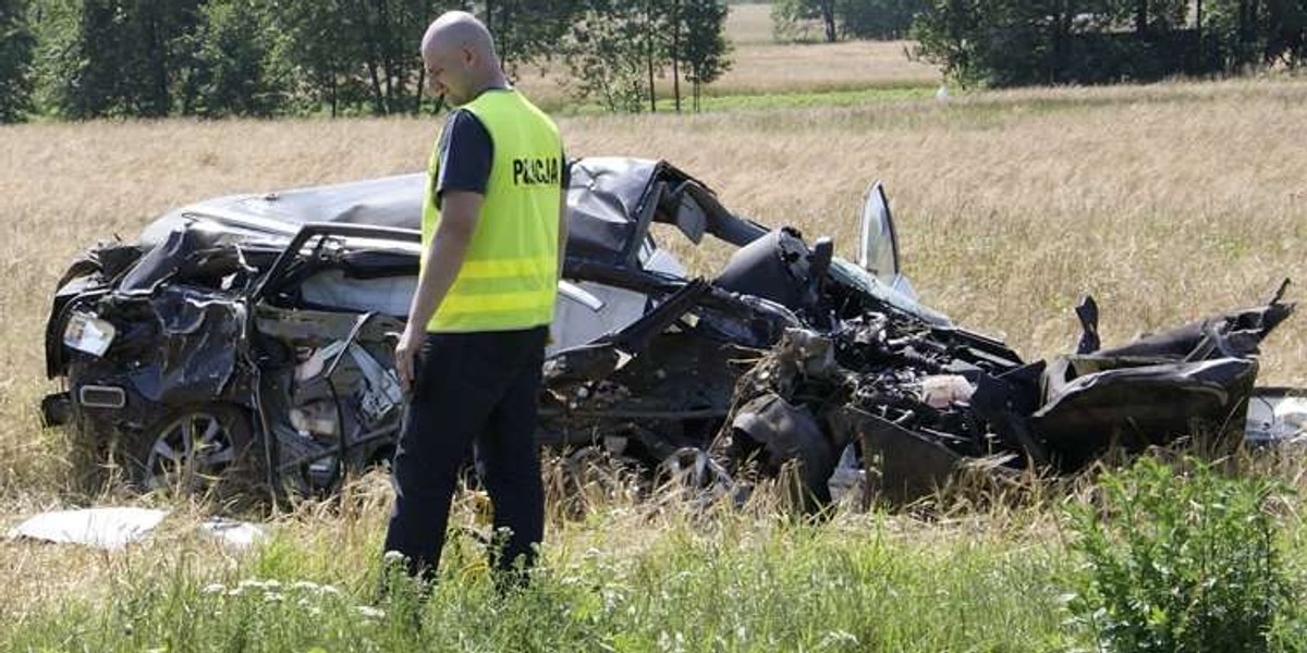 Tragedia na przejeździe. Pociąg staranował toyotę