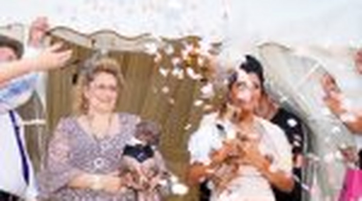 Hatmilliót költött kutyája esküvőjére
