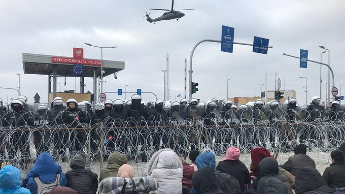 Tłum migrantów na przejściu granicznym w Kuźnicy (15.11.2021)