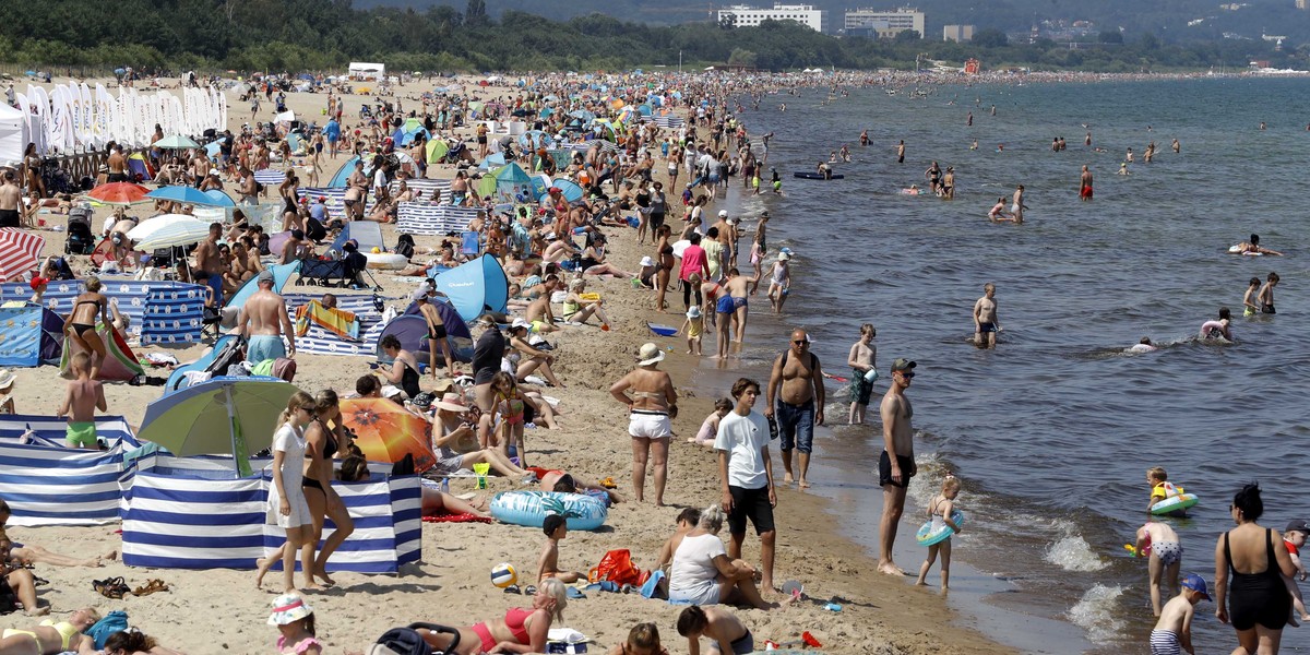 Tak wygląda polska plaża: tłumy ludzi i gąszcz parawanów. Ratownicy i policja apelują, by w razie konieczności sprawnie robić korytarz życia. Liczy się każda sekunda