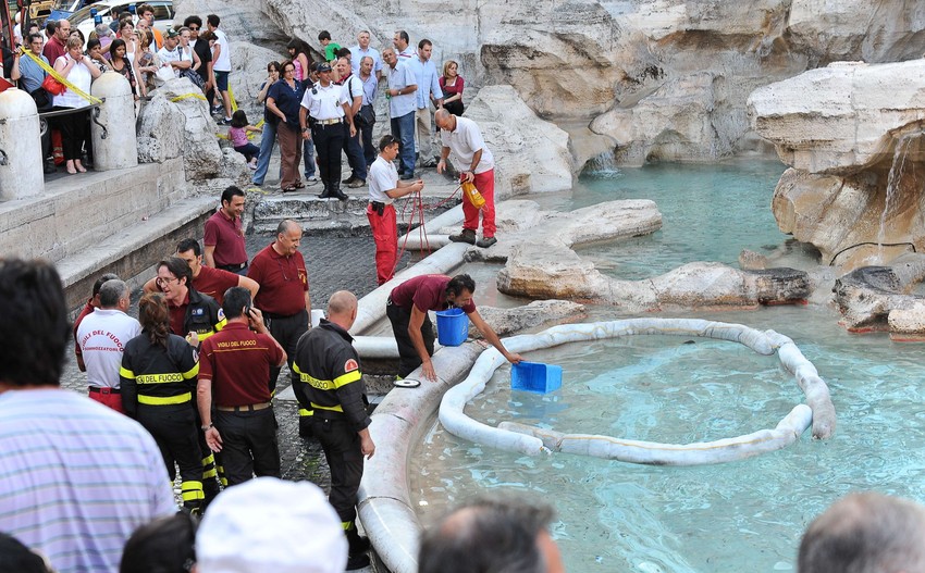 Vatrogasci čiste fontanu