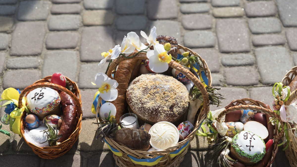 Kad sveštenici vide šta vernici stavljaju u uskršnje korpice, hvataju se za glavu