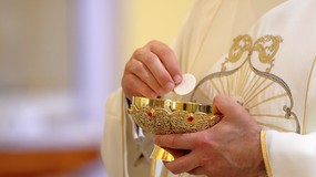 Ksiądz radzi, jak nie przyjmować Komunii Świętej. "Dziubek" i "ryba wyrzucona na brzeg" [WIDEO]