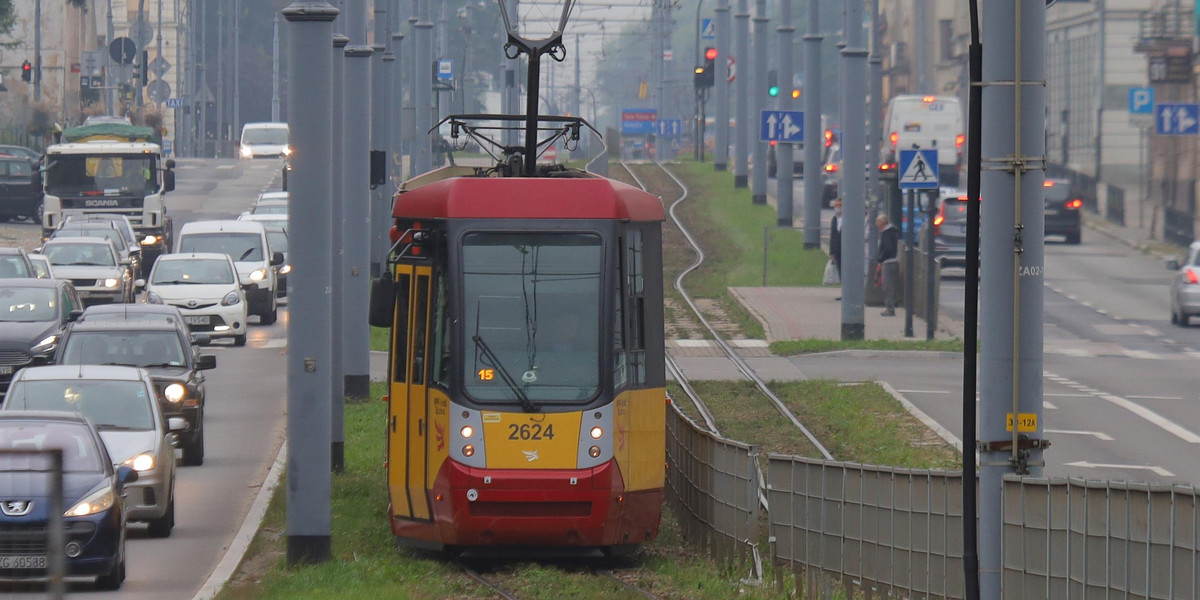 Łódź. Śmierć kobiety w tramwaju. Prawie godzinę walczyli o jej życie.