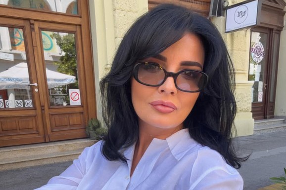 KRATAK TEKSAS ŠORTS I PROVIDNA BELA KOŠULJA Milena Popović ovako sela na popodnevnu kafu u gradu: Ne smeta joj vrućina