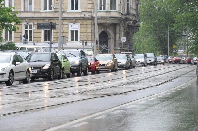 Samochody stoją w korku na ul. Podwale