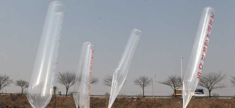 Południowi Koreańzycy wysyłają do komunistycznych sąsiadów ulotki balonami