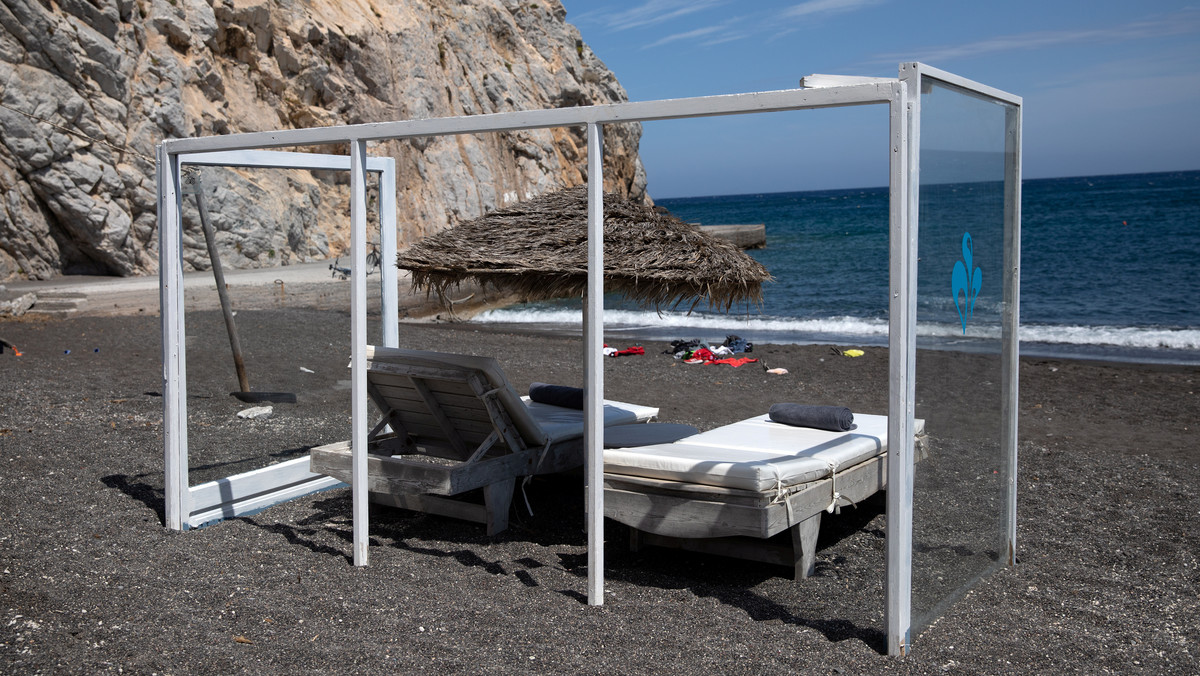 Koronawirus: na jednej z plaż Santorini pojawiły się plastikowe parawany