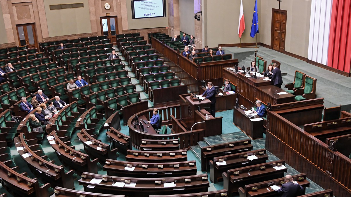 W wyborach do Sejmu Zjednoczona Prawica uzyskałaby 34 proc. głosów, 26 proc. uzyskałaby Platforma Obywatelska, Kukiz'15 przypadłoby 7 proc., a SLD i PSL - po 5 proc. - wynika ze styczniowego sondażu Kantar Public.