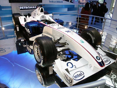 Intel jest znany z zamiłowania do motoryzacji. Jest jednym z oficjalnych sponsorów zespołu BMW Sauber.