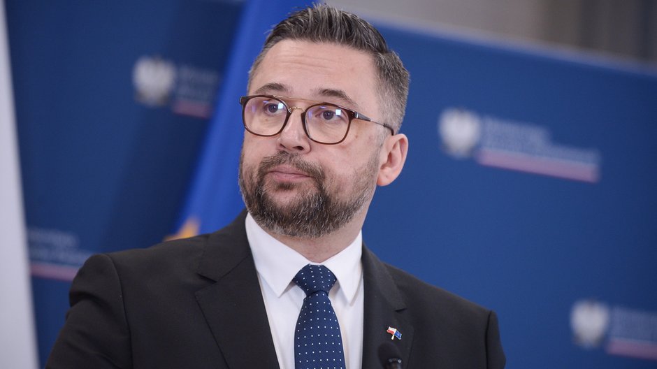 Wiceminister aktywów państwowych Marcin Kulasek podczas konferencji prasowej w siedzibie Ministerstwa Aktywów Państwowych w Warszawie