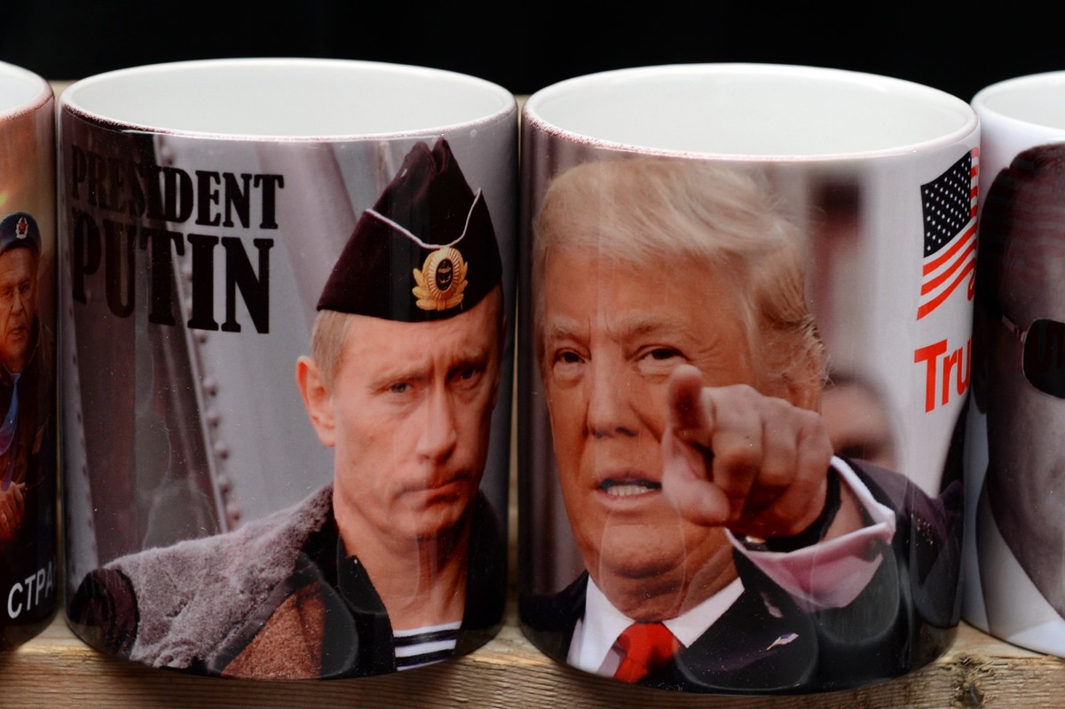 Rosyjscy agenci wpływu grają na osłabienie pozycji Harris. Kubki z Władimirem Putinem i Donaldem Trumpem w Moskwie