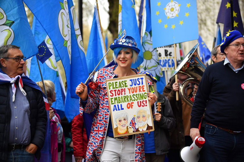 Przyjęto ustawę zmuszającą May do opóźnienia brexitu