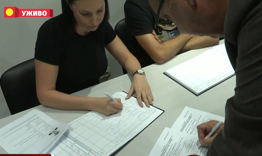 Vučić potpisao podršku listi SNS