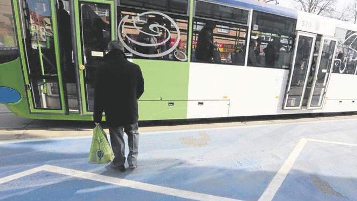 Mieszkańcy zgłaszają nam kolejne usterki na jezdniach. To już plaga. Zarządca dróg mówi, że nie odebrał prac i przyznaje, że nie jest z nich zadowolony.