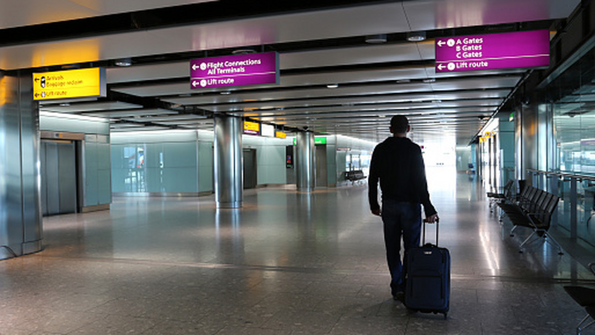 Londyn. Tłok i kolejki na lotnisku Heathrow. Kilka osób zemdlało