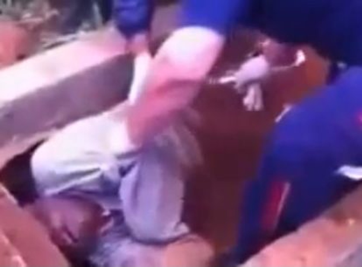 Zakopano go żywcem, ale przeżył! Kadr z WIDEO na You Tube z akcji ratunkowej