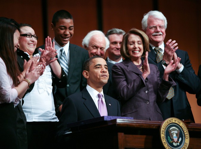 30 marca 2010 - prezydent Barack Obama świętuje podpisanie ustawy, m.in. obejmującej darmową opieką zdrowotną najbiedniejszych Amerykanów