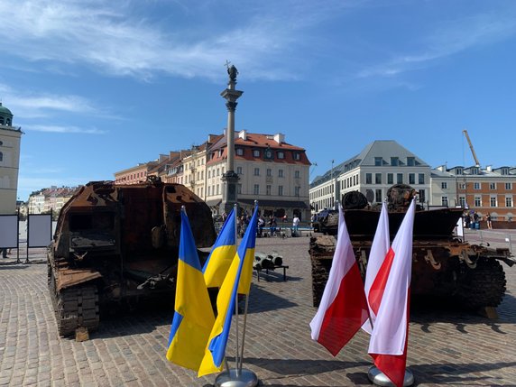 Rosyjskie maszyny wojskowe na placu Zamkowym 