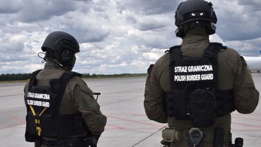 "specjalsi" ze straży granicznej wyprowadzili pasażera z samolotu. "w trakcie lotu palił papierosy