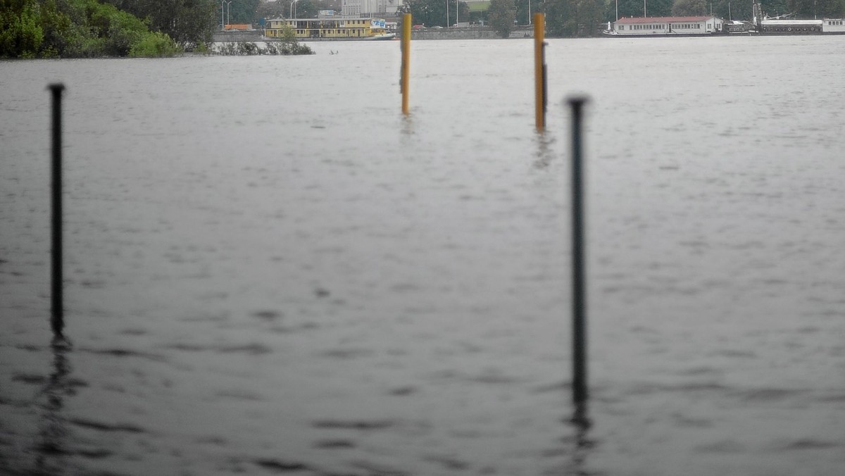 Jak informuje IMGW, w ciągu najbliższej doby, w dorzeczu środkowej i dolnej Wisły jest przewidywany dalszy wzrost i wahanie poziomu wody, lokalnie powyżej stanów ostrzegawczych i alarmowych.