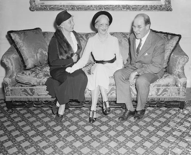 Od lewej: Edna Woolman Chase, redaktor naczelna &quot;Vogue&quot;, Lady Mendi (Elsie De Wolfe) i dr William Howard Hay. Rok 1934 