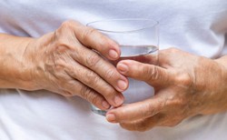 U seniorów łatwo przeoczyć objawy odwodnienia. Ważna profilaktyka