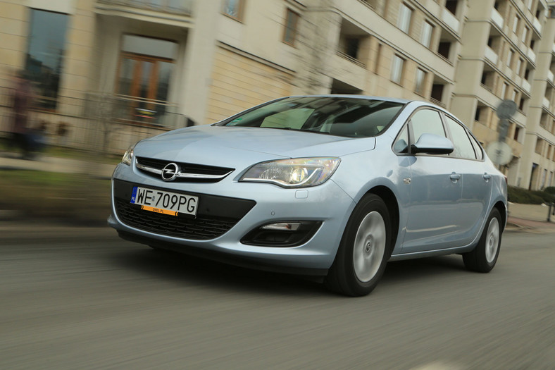 Opel Astra 1.4 Turbo LPG - nocny sedan zasilany gazem