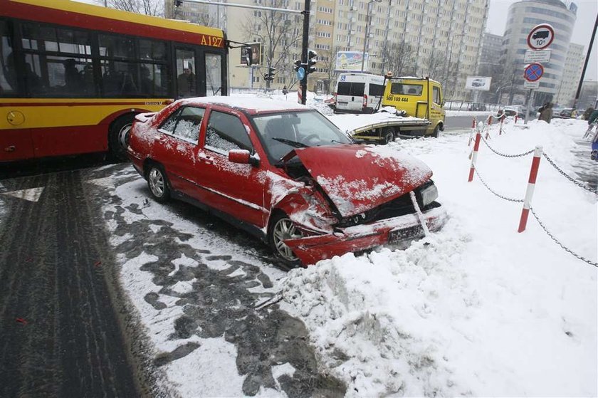 Wypadki paraliżują miasta. FOTY