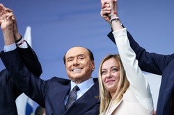 Wielki powrót Berlusconich. Klan miliarderów sięga po władzę we Włoszech
