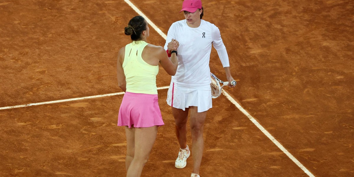 Iga Świątek i Aryna Sabalenka po finale w Madrycie,