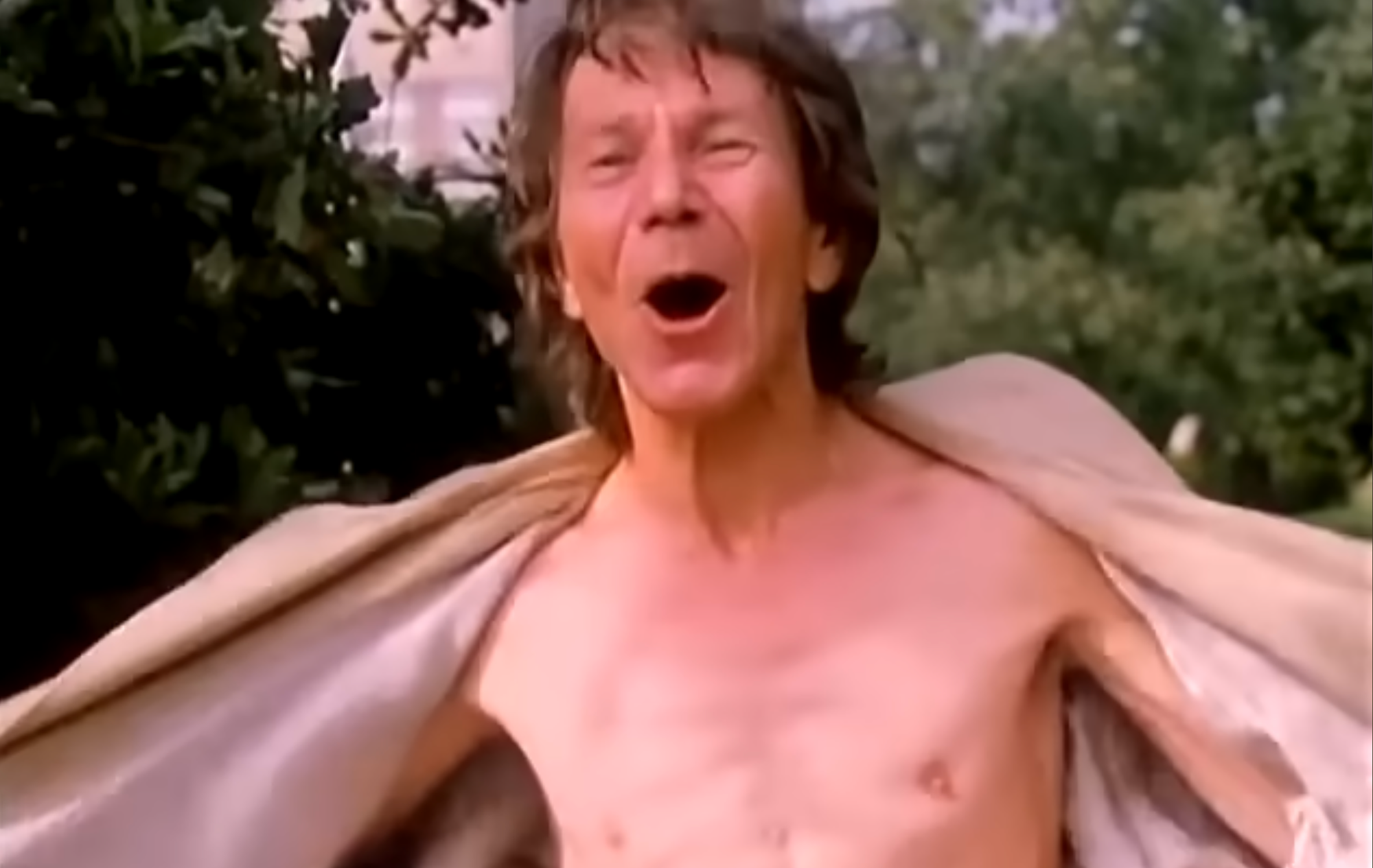 Český textár a scenárista Eduard Pergner si zahral vo filme Byl jednou jeden polda 2. 