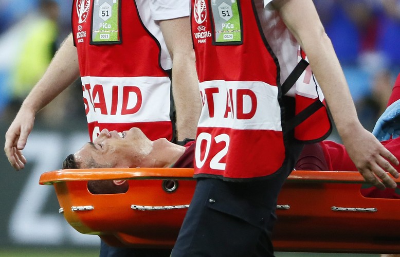 RONALDO ZNIESIONY Z BOISKA NA NOSZACH