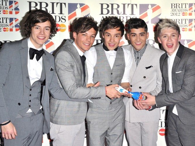 Niespodzianka wieczoru – nagroda za najlepszy brytyjski singel dla One Direction i 'What Makes You Beautiful'