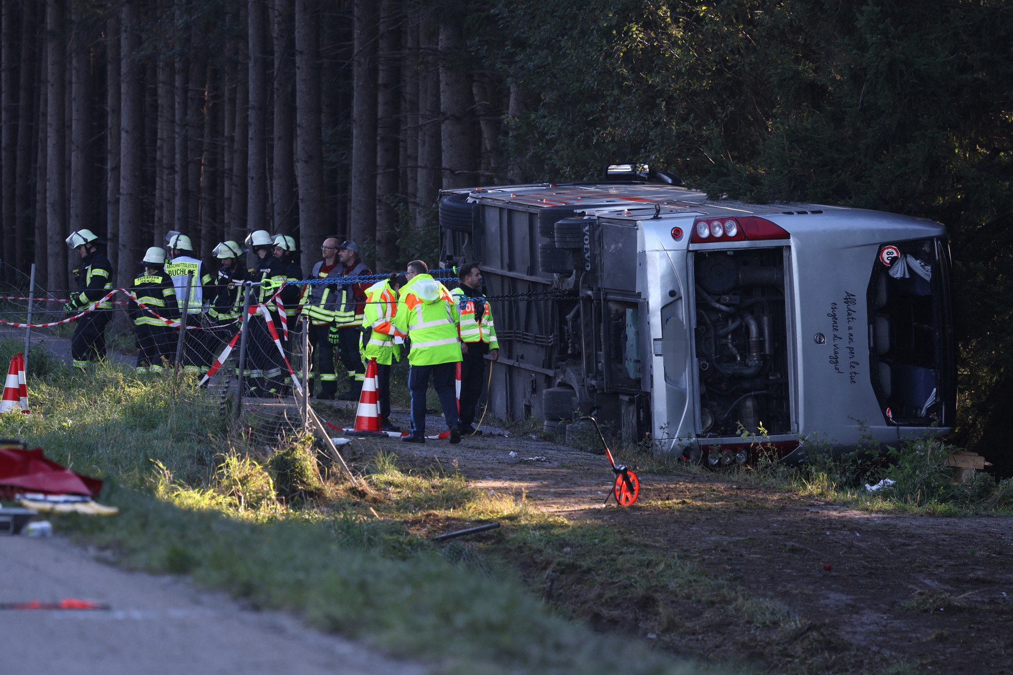 Autobus s turistami smerujúci na Oktoberfest havaroval na diaľnici A96 pri meste Buchloe na juhu Nemecka. 