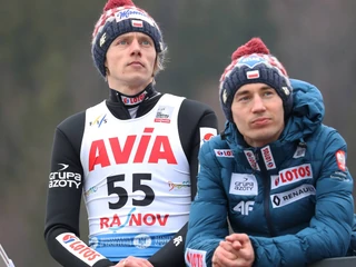 Dawid Kubacki i Kamil Stoch po drugiej serii indywidualnego konkursu Pucharu Świata w skokach narciarskich w rumuńskim Rasnovie. 22 lutego 2020 r.