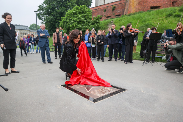 Prezydent Krakowa Jacek Majchrowski (C-tył) oraz żona Jana A.P. Kaczmarka Aleksandra Twardowska-Kaczmarek (C-przód) podczas uroczystości odsłonięcia gwiazdy kompozytora Jana A.P. Kaczmarka w krakowskiej Alei Gwiazd, 25 maja