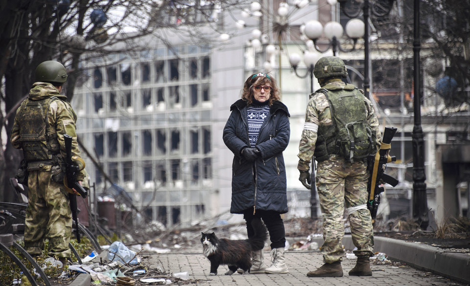 Kobieta rozmawia z rosyjskimi żołnierzami w centrum Mariupola