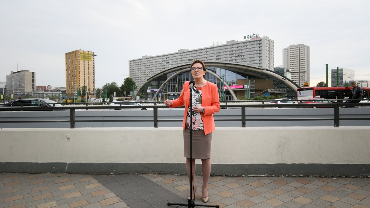 Premier Ewa Kopacz i część ministrów przebywała dziś na Śląsku gdzie uczestniczyła w spotkaniach dotyczących m.in. sytuacji w branży górniczej i kolejowej, infrastruktury. Rządowy Program dla Śląska zyskał akceptację strony związkowej - podała Kopacz.