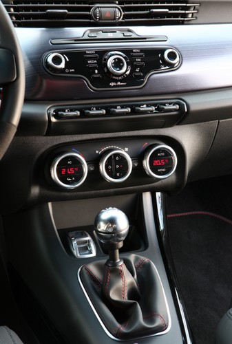 Alfa Romeo Giulietta 1750 TBI/235 KM w wersji Quadrifoglio Verde, czyli Monica Bellucci na torze