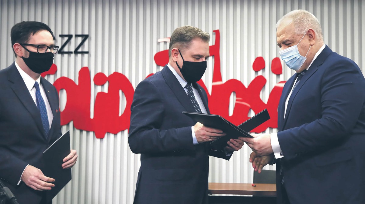 Prezes zarządu PKN Orlen Daniel Obajtek (po lewej), wicepremier, minister aktywów państwowych Jacek Sasin (po prawej) i przewodniczący NSZZ „Solidarność” Piotr Duda wzięli udział w podpisaniu umowy społecznej z Krajowym Sekretariatem Przemysłu Chemicznego NSZZ „Solidarność”