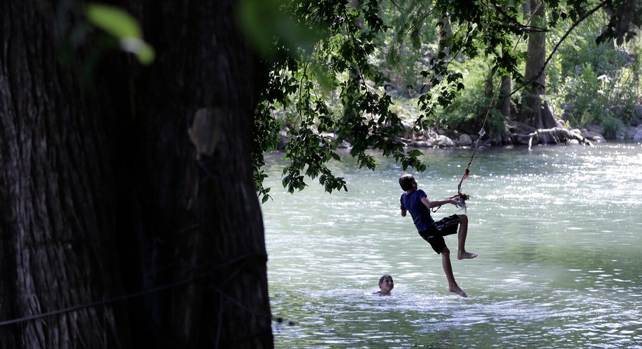 Bracia Luke i Joseph Perales skaczą z liny do rzeki Guadalupe