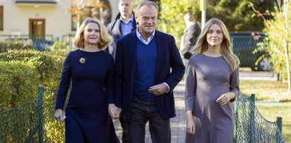 Kasia Tusk z rodzicami na głosowaniu. Na zdjęciach widać krągłości