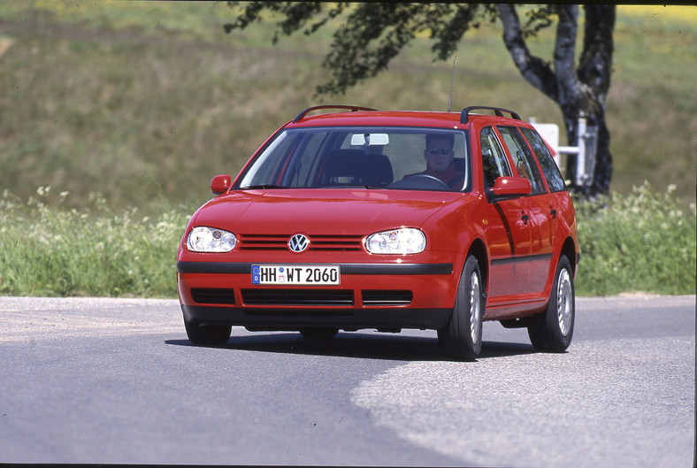 25 - Volkswagen Golf (IV)
