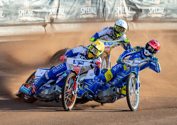 Nicki Pedersen (kask czerwony) z MrGarden GKM Grudziądz oraz Bartosz Smektała (biały) i Emil Sajfutdinow (żółty) z Fogo Unii Leszno podczas meczu żużlowej Ekstraligi