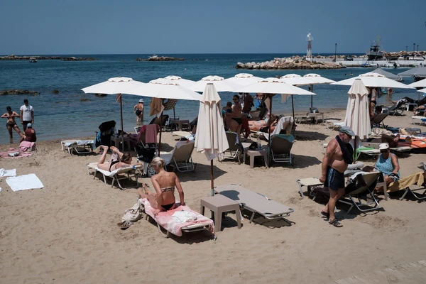 "Ovakvu SELJANU NA MORU samo Srbi mogu da smisle": Zbog SKANDAL PRIZORA sa plaže u Grčkoj naši turisti STAVLJENI NA STUB SRAMA - može da reaguje i policija! 