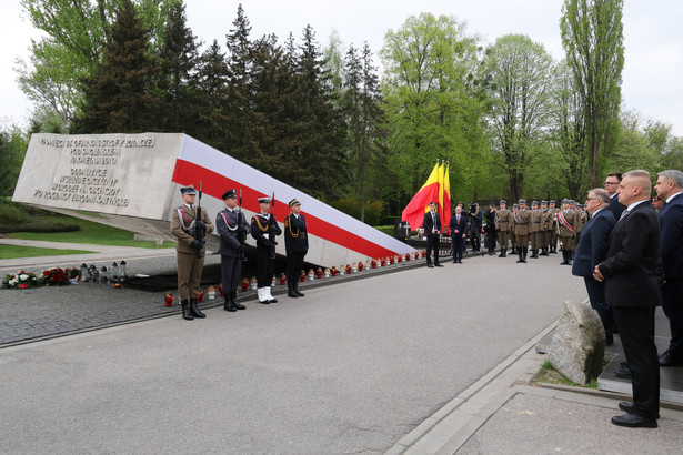 Obchody 14. rocznicy katastrofy smoleńskiej. Uroczystość przed pomnikiem Ofiar Katastrofy Smoleńskiej na Cmentarzu Wojskowym na Powązkach