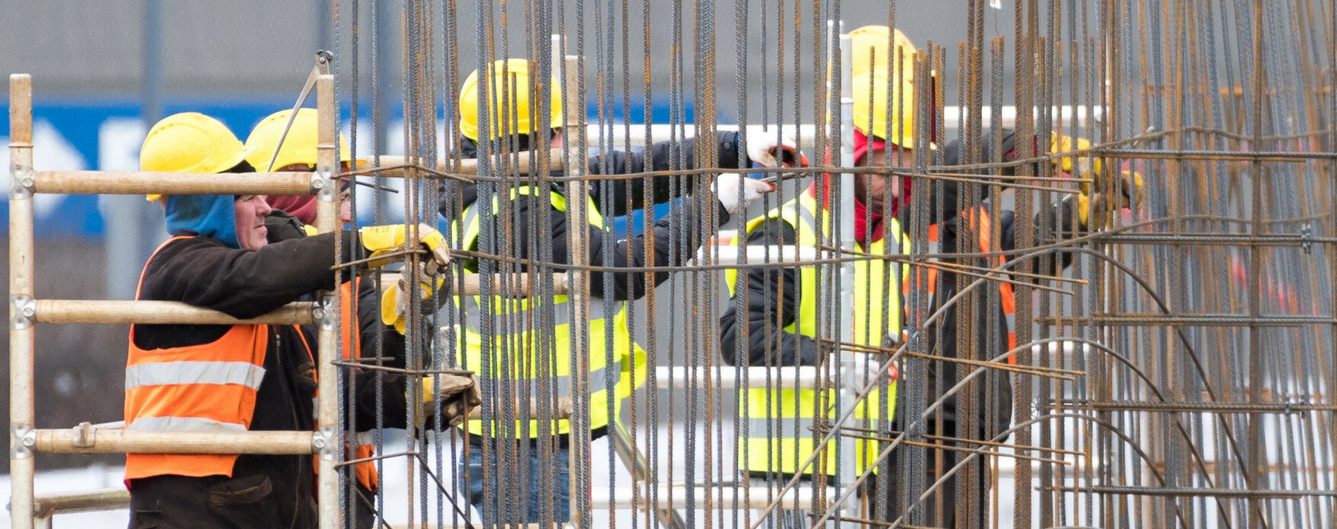 Pracownicy sektora budowlanego na budowie domu w Gdańsku