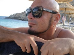 Tomasz Jacyków z partnerem bawili się na jednej z greckich wysp