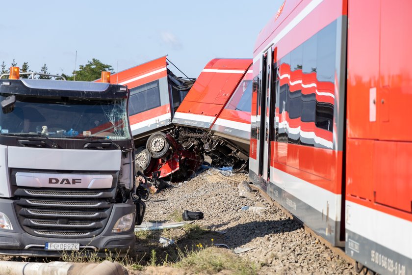 Dramat w Kołbaskowie. Ciężarówka zderzyła się z pociągiem